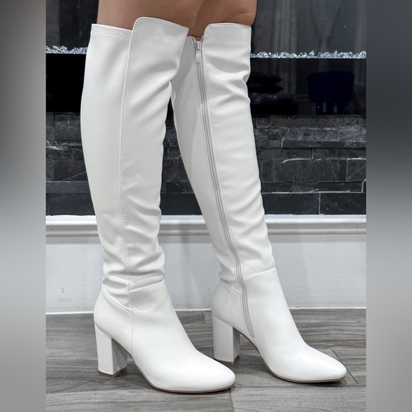 SWEATER SEASON - WHITE PU - Picture 2 of 2